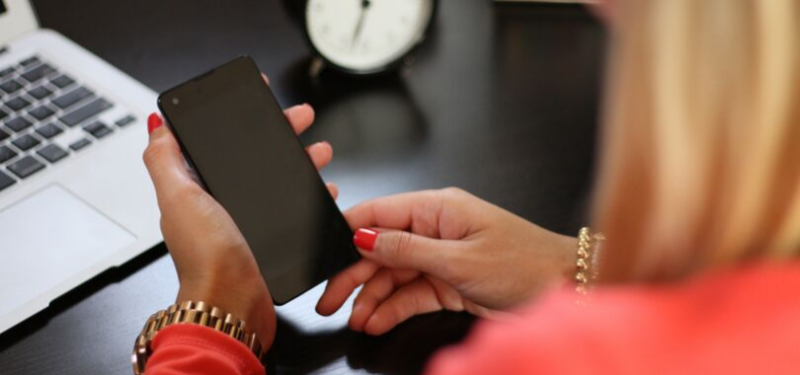 Monitoramento do celular dos funcionários: entenda se vale a pena