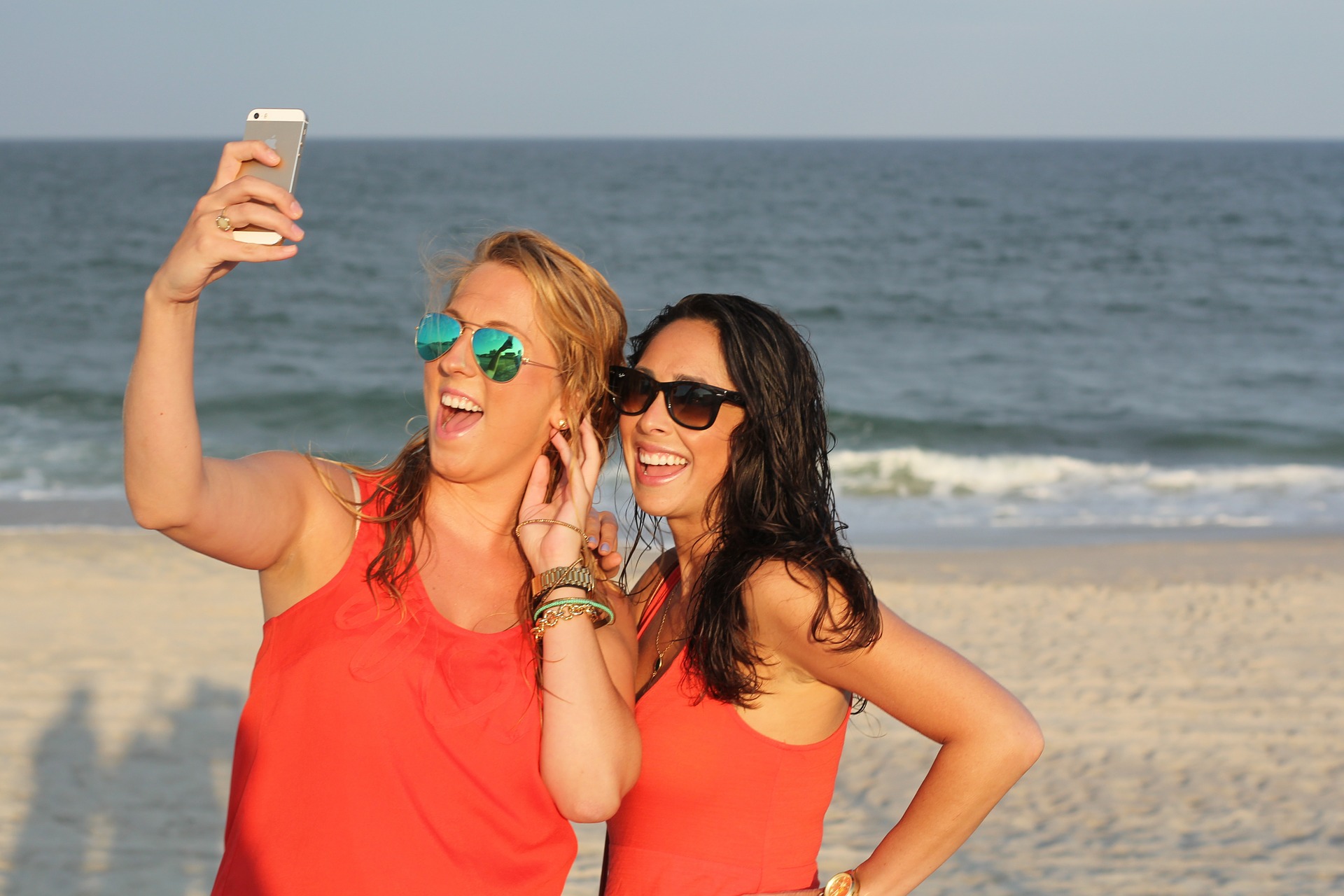 Duas mulheres tirando selfie