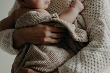 Como vestir um bebê recém nascido: dicas essenciais