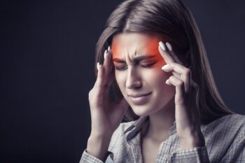 Entenda a relação entre dores de cabeça e qualidade do sono